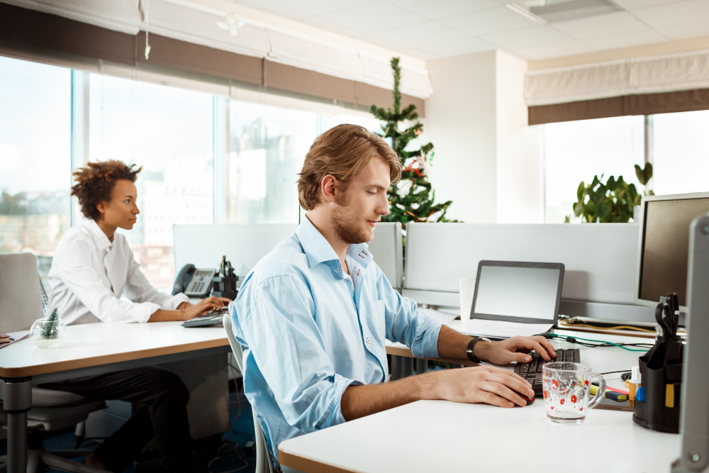 Man working on his computer, representing efficient B2B lead generation by PeakLeads.ch || Mann arbeitet an seinem Computer und symbolisiert die effiziente B2B-Lead-Generierung von PeakLeads.ch